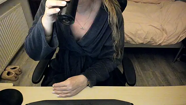 minoesje37 online show from February 4, 8:38 pm