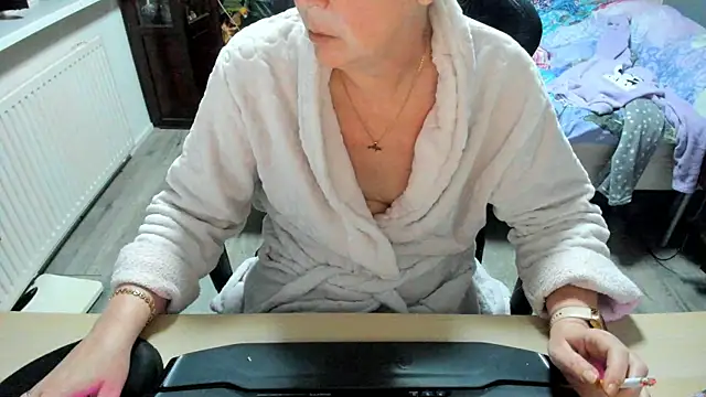 minoesje37 online show from March 2, 8:40 pm