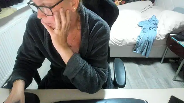 minoesje37 online show from September 14, 7:02 pm