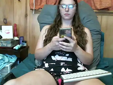 Snapshot of katie_kitten38 chatting on September 9, 2:49 pm katie kitten38 online show from September 9, 2:49 pm