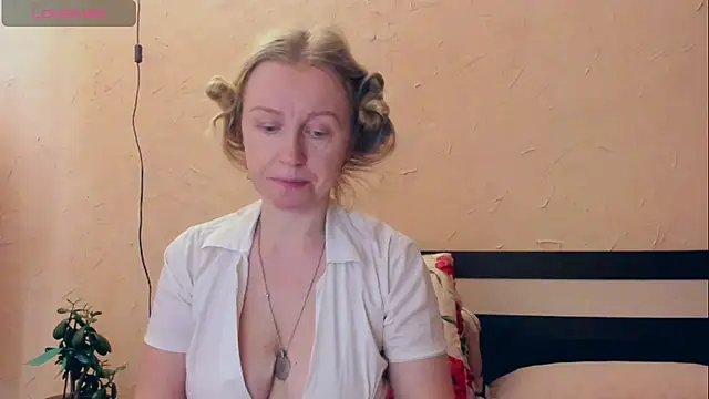 Snapshot of I_AM_MILF chatting on April 14, 7:03 am I AM MILF online show from April 14, 7:03 am