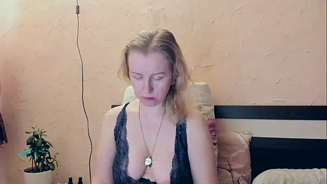 Snapshot of I_AM_MILF chatting on May 15, 7:37 am I AM MILF online show from May 15, 7:37 am