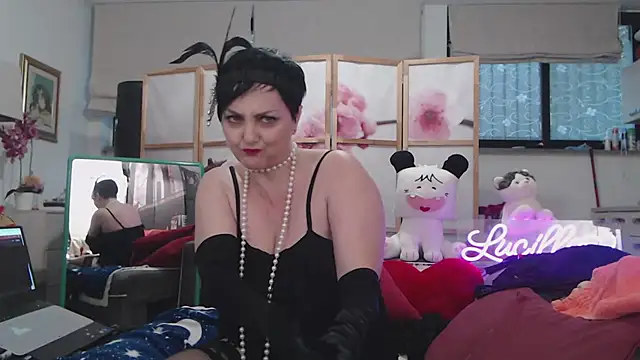 lucillabollente online show from February 9, 8:11 am