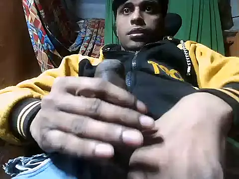 Snapshot of desiboy1101 chatting on December 7, 1:51 pm desiboy1101 online show from December 7, 1:51 pm