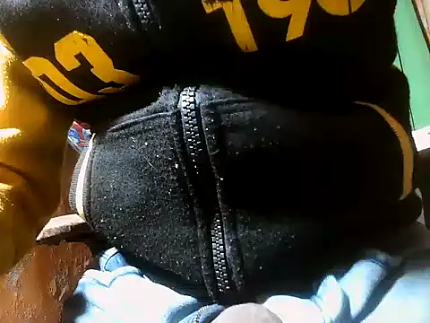 Snapshot of desiboy1101 chatting on December 30, 3:36 am desiboy1101 online show from December 30, 3:36 am