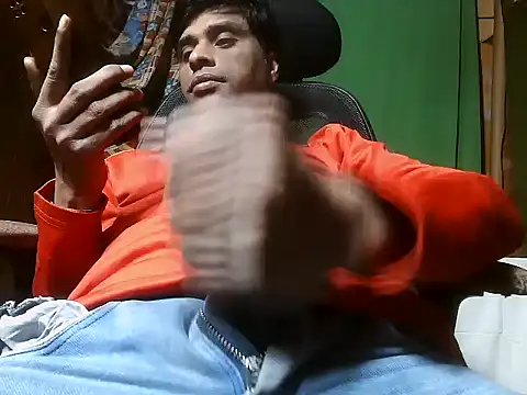 Snapshot of desiboy1101 chatting on January 14, 2:00 pm desiboy1101 online show from January 14, 2:00 pm