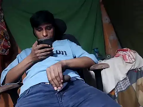 Snapshot of desiboy1101 chatting on November 14, 1:54 pm desiboy1101 online show from November 14, 1:54 pm