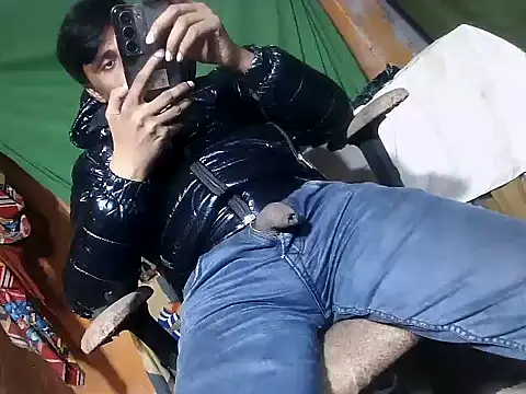 Snapshot of desiboy1101 chatting on November 22, 2:05 pm desiboy1101 online show from November 22, 2:05 pm