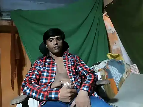 Snapshot of desiboy1101 chatting on May 24, 7:02 am desiboy1101 online show from May 24, 7:02 am