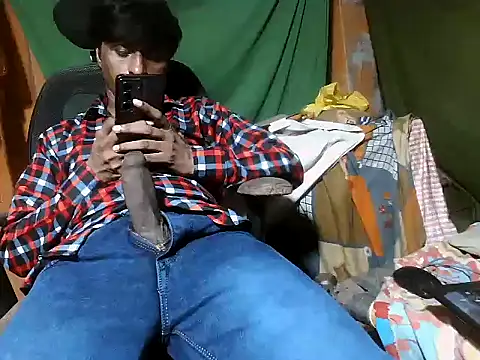 Snapshot of desiboy1101 chatting on June 3, 2:19 pm desiboy1101 online show from June 3, 2:19 pm