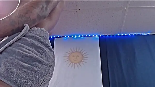 iBreakHeartz online show from December 5, 3:20 pm