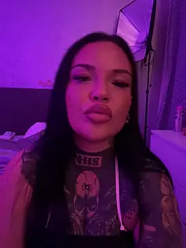Snapshot of _MelinaCurves_ chatting on April 17, 9:18 pm MelinaCurves online show from April 17, 9:18 pm