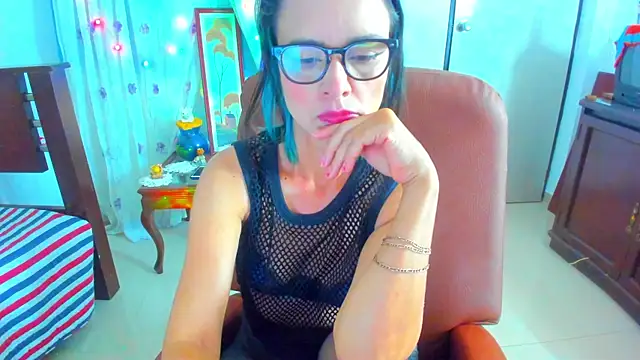 Snapshot of BrianaGarner chatting on February 15, 8:13 am BrianaGarner online show from February 15, 8:13 am