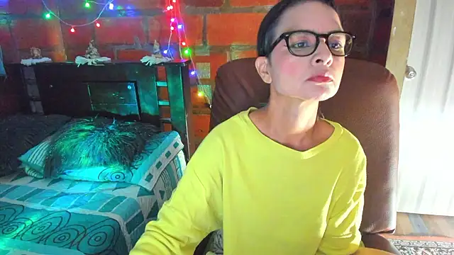 Snapshot of BrianaGarner chatting on March 22, 3:10 am BrianaGarner online show from March 22, 3:10 am