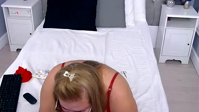 Snapshot of VoluptuousLeona chatting on February 14, 4:04 am VoluptuousLeona online show from February 14, 4:04 am