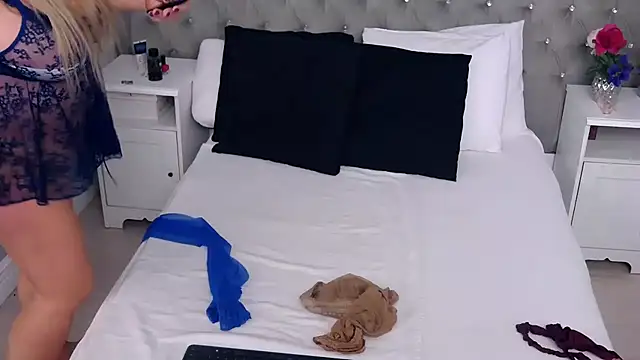 Snapshot of VoluptuousLeona chatting on March 19, 3:41 am VoluptuousLeona online show from March 19, 3:41 am