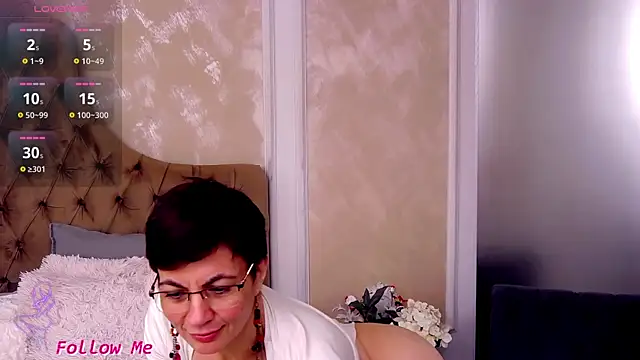 Snapshot of BustyPenellope chatting on January 28, 6:49 am BustyPenellope online show from January 28, 6:49 am