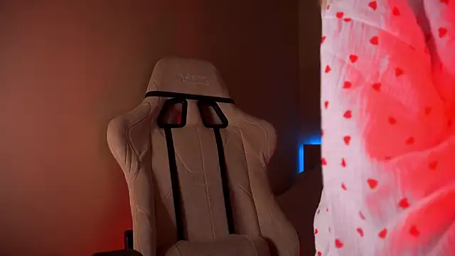 Snapshot of Liuba_Fox chatting on December 28, 8:25 pm Liuba Fox online show from December 28, 8:25 pm