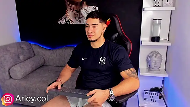 Snapshot of Dimitri_Colleman chatting on December 13, 5:05 am Dimitri Colleman online show from December 13, 5:05 am