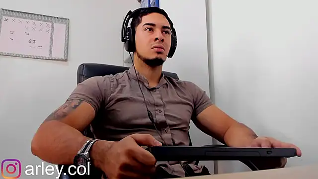 Snapshot of Dimitri_Colleman chatting on December 15, 2:30 am Dimitri Colleman online show from December 15, 2:30 am