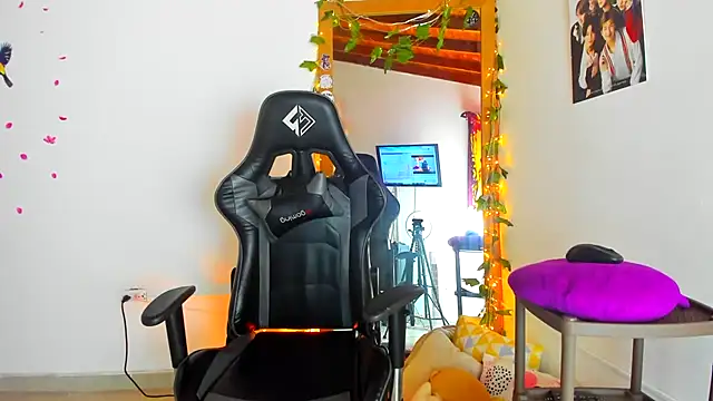 Snapshot of Susan_Foxx chatting on March 18, 10:26 pm Susan Foxx online show from March 18, 10:26 pm