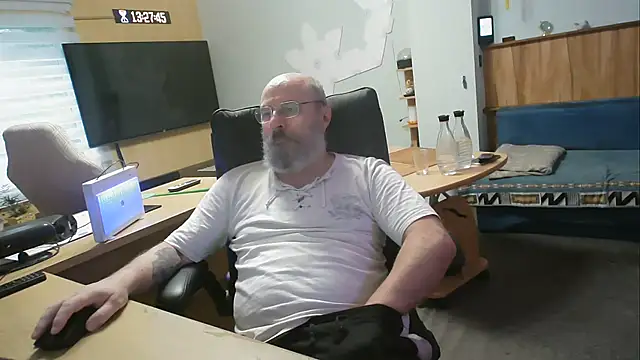 Snapshot of thomber1234 chatting on August 1, 11:31 am thomber1234 online show from August 1, 11:31 am