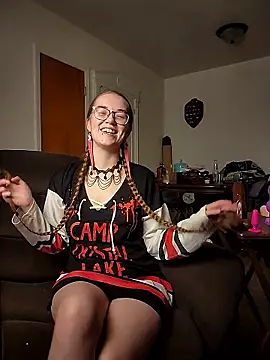 Snapshot of Izzy_Hellbourne chatting on June 5, 7:08 pm Izzy Hellbourne online show from June 5, 7:08 pm