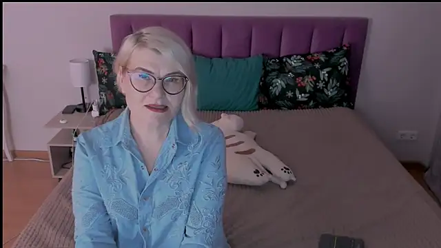 sabrinamacmarren online show from February 11, 5:37 am