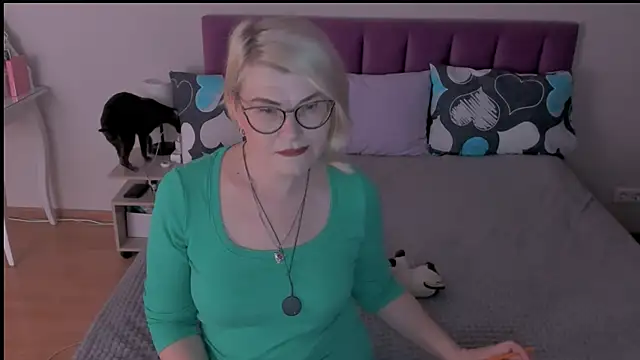 sabrinamacmarren online show from February 18, 5:20 am