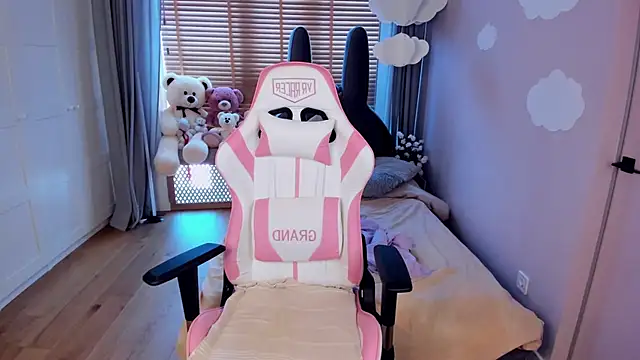 MiaSilkX online show from March 13, 8:10 am