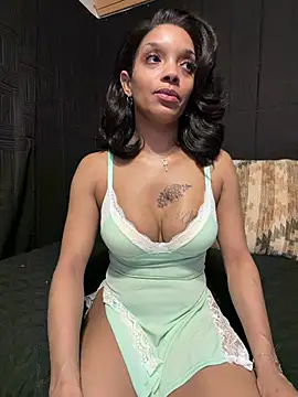 Snapshot of Rakiyahcharms chatting on April 23, 6:36 am Rakiyahcharms online show from April 23, 6:36 am