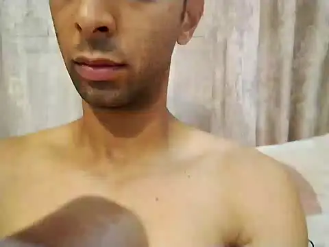 Snapshot of thetunisensexyguy chatting on October 31, 3:35 pm thetunisensexyguy online show from October 31, 3:35 pm