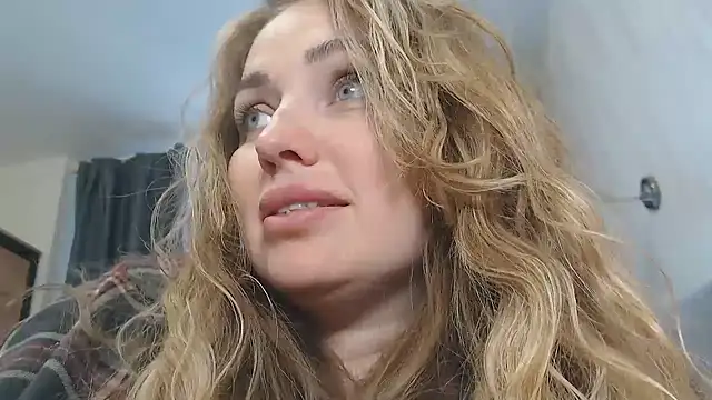 Snapshot of xxkristinaxx chatting on April 10, 12:32 pm xxkristinaxx online show from April 10, 12:32 pm