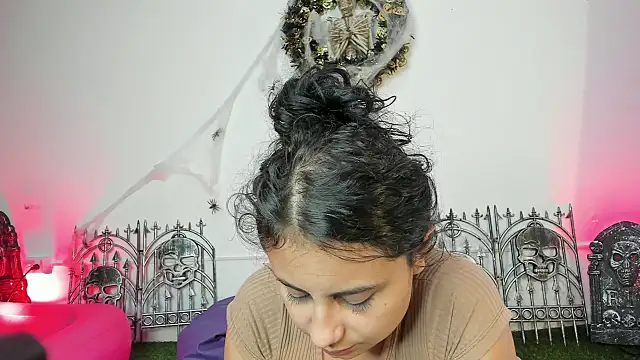 AbbyTaylorr online show from October 13, 2:11 am