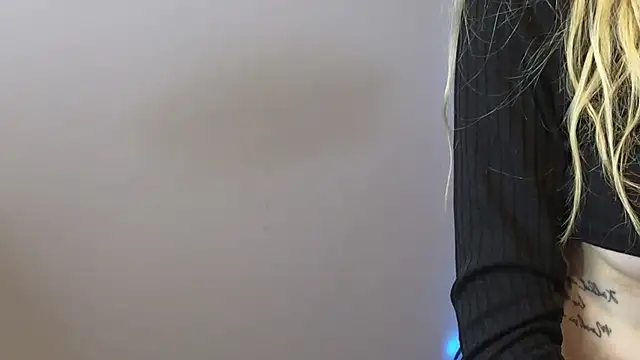 Snapshot of JuliaJuliette chatting on October 22, 11:54 am JuliaJuliette online show from October 22, 11:54 am