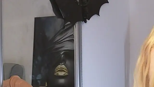 Snapshot of JuliaJuliette chatting on October 28, 1:20 am JuliaJuliette online show from October 28, 1:20 am