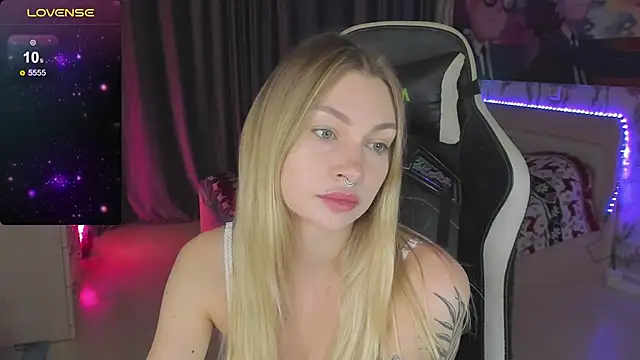 Snapshot of BiMolly chatting on December 8, 9:19 pm BiMolly online show from December 8, 9:19 pm