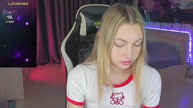 Snapshot of BiMolly chatting on December 12, 12:05 am BiMolly online show from December 12, 12:05 am