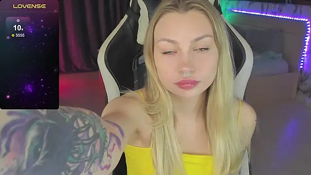 Snapshot of BiMolly chatting on December 16, 2:25 am BiMolly online show from December 16, 2:25 am