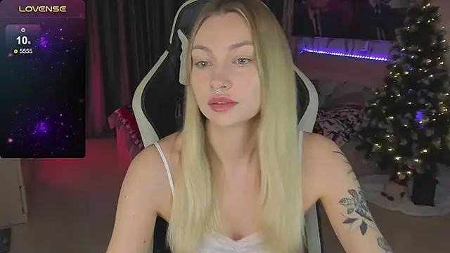 Snapshot of BiMolly chatting on January 4, 5:05 pm BiMolly online show from January 4, 5:05 pm