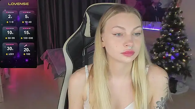 Snapshot of BiMolly chatting on February 11, 12:17 am BiMolly online show from February 11, 12:17 am