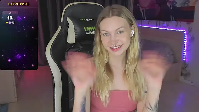 Snapshot of BiMolly chatting on March 12, 11:12 pm BiMolly online show from March 12, 11:12 pm