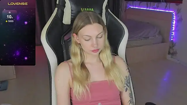 Snapshot of BiMolly chatting on March 13, 4:16 am BiMolly online show from March 13, 4:16 am