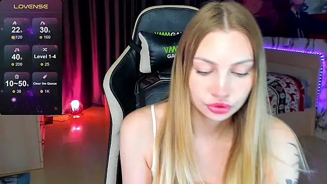 Snapshot of BiMolly chatting on October 2, 12:39 am BiMolly online show from October 2, 12:39 am