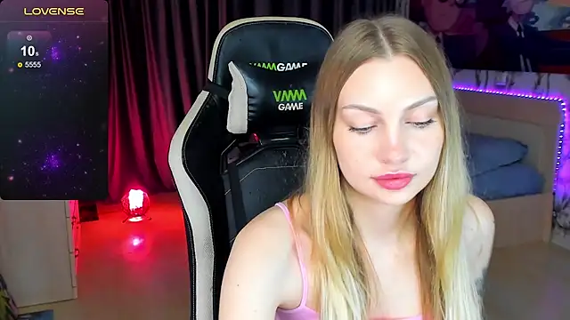 Snapshot of BiMolly chatting on October 14, 6:31 pm BiMolly online show from October 14, 6:31 pm