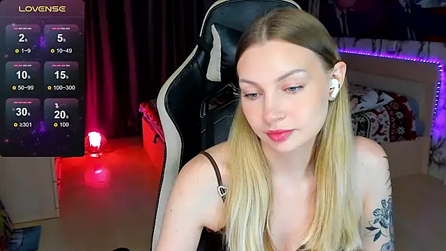 Snapshot of BiMolly chatting on October 17, 4:31 pm BiMolly online show from October 17, 4:31 pm