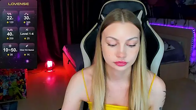 Snapshot of BiMolly chatting on October 19, 3:23 pm BiMolly online show from October 19, 3:23 pm