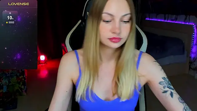 Snapshot of BiMolly chatting on October 23, 9:35 pm BiMolly online show from October 23, 9:35 pm