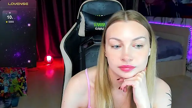 Snapshot of BiMolly chatting on October 25, 4:46 pm BiMolly online show from October 25, 4:46 pm