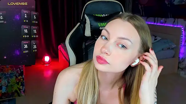 Snapshot of BiMolly chatting on October 28, 12:25 am BiMolly online show from October 28, 12:25 am